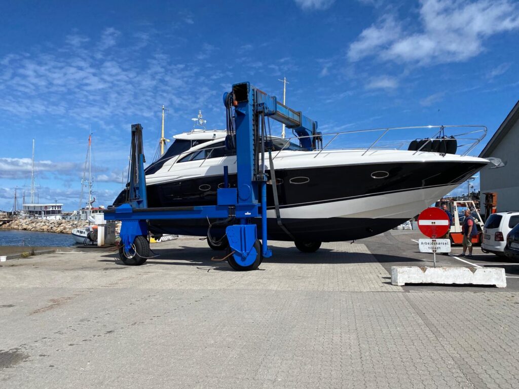 Motoryacht transporteres på bådvogn til Yachtpalæets bådhal